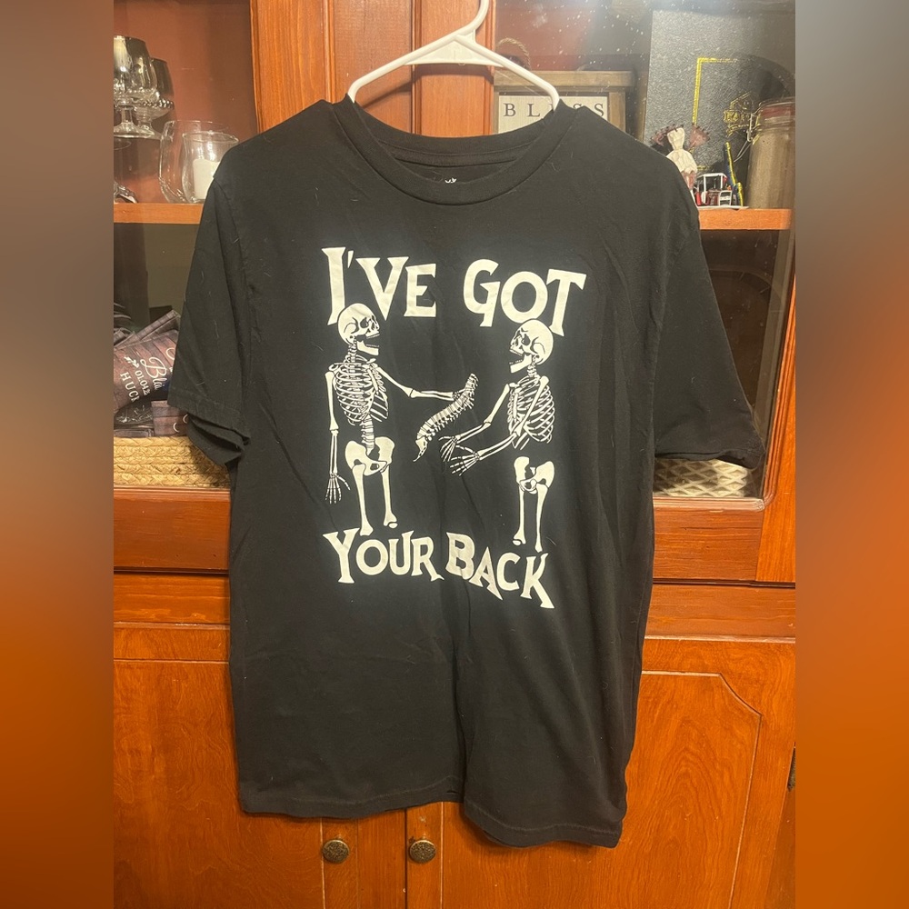 Celebrate Halloween “I’ve got your back” Men’s shirt Size: M